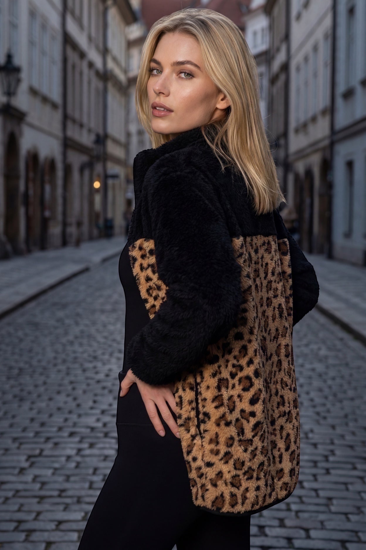 Polerón Polar Animal Print con Cuello Alto y Bolsillo