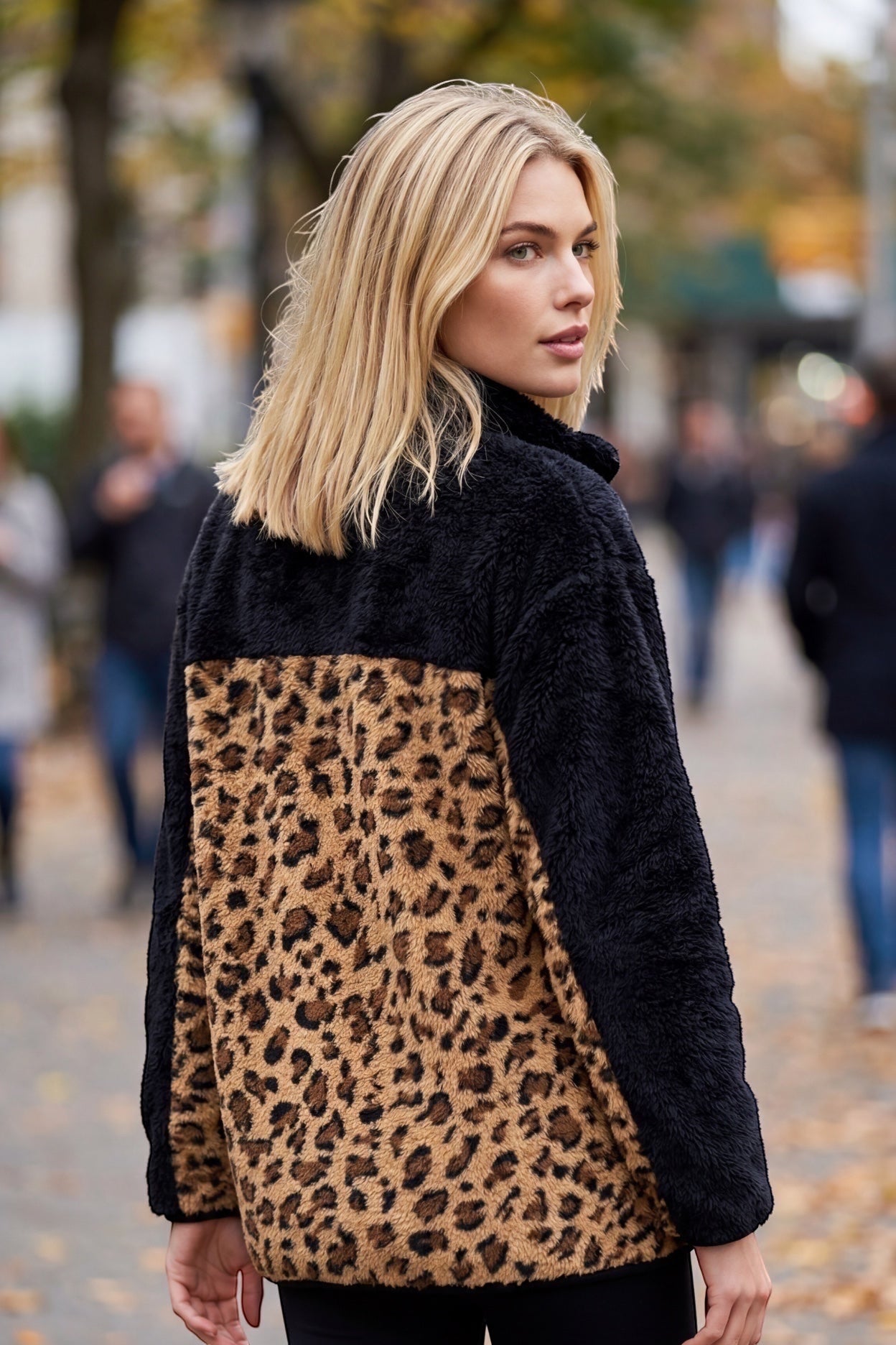 Polerón Polar Animal Print con Cuello Alto y Bolsillo