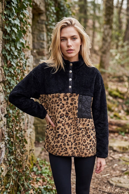 Polerón Polar Animal Print con Cuello Alto y Bolsillo