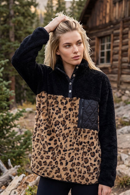 Polerón Polar Animal Print con Cuello Alto y Bolsillo