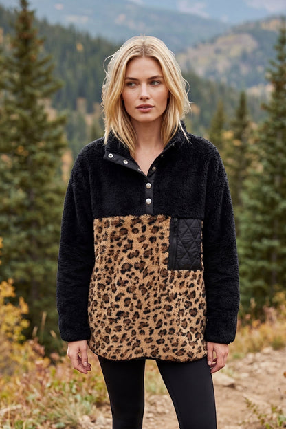 Polerón Polar Animal Print con Cuello Alto y Bolsillo